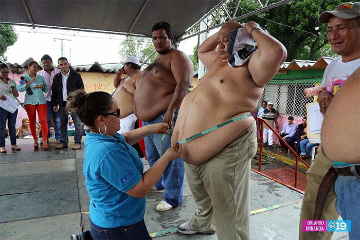 Así le medimos la barriga al Papa Panzón