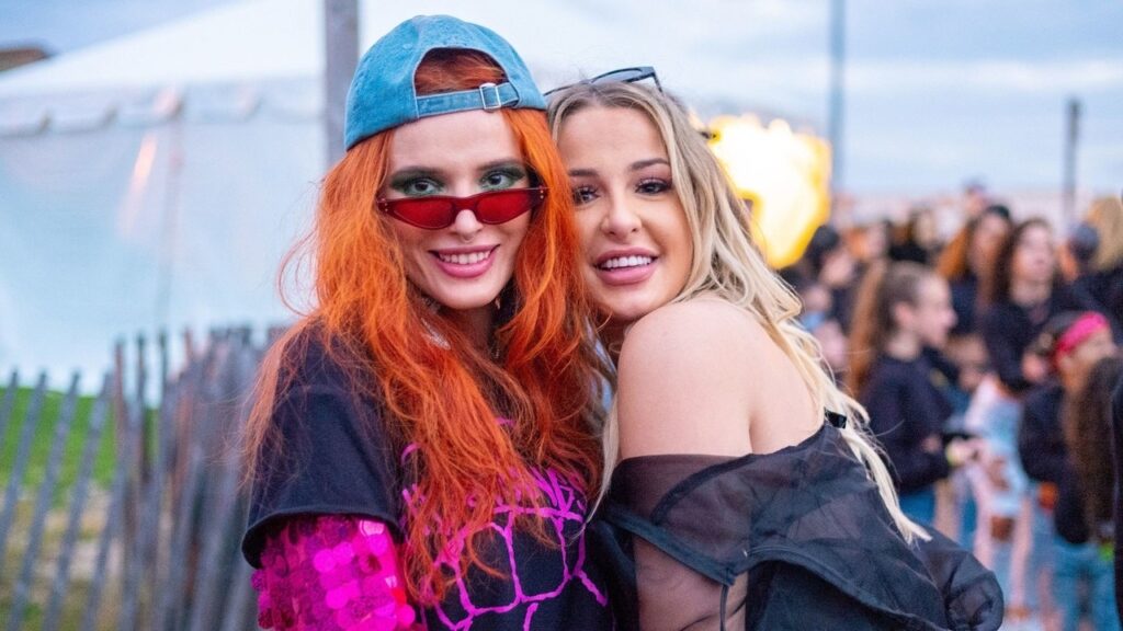 Bella Thorne con su ex pareja Tana Mongeau