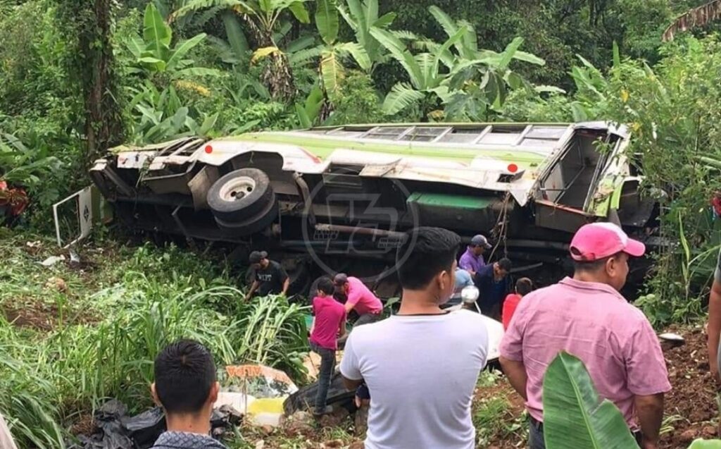 11 personas resultaron lesionadas hoy al volcarse un bus en Matagalpa