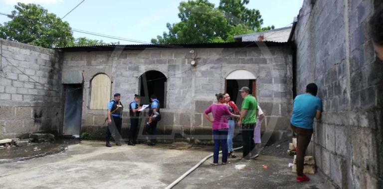 Incendio acaba con enseres domésticos de una casa en el barrio Hugo Chávez en Managua