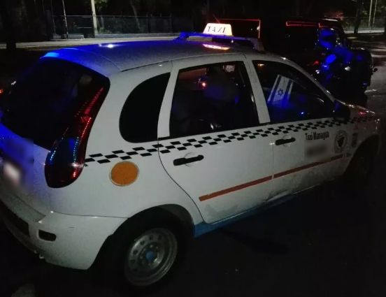 Asaltantes balean a taxista en Managua