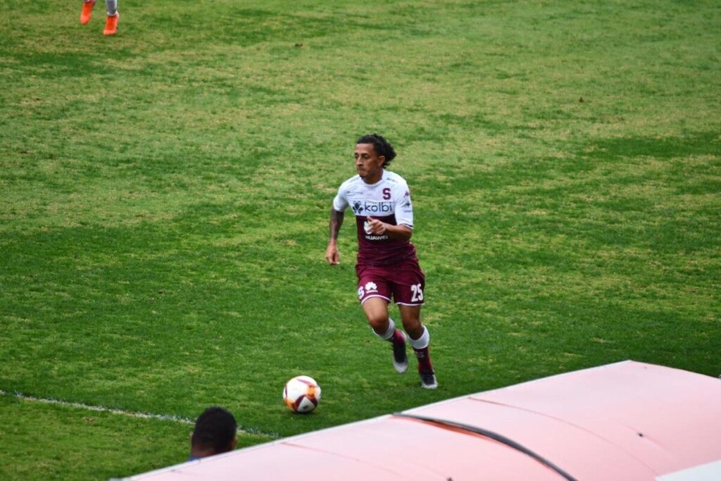 Byron Bonilla jugando con el Saprissa de Costa Rica