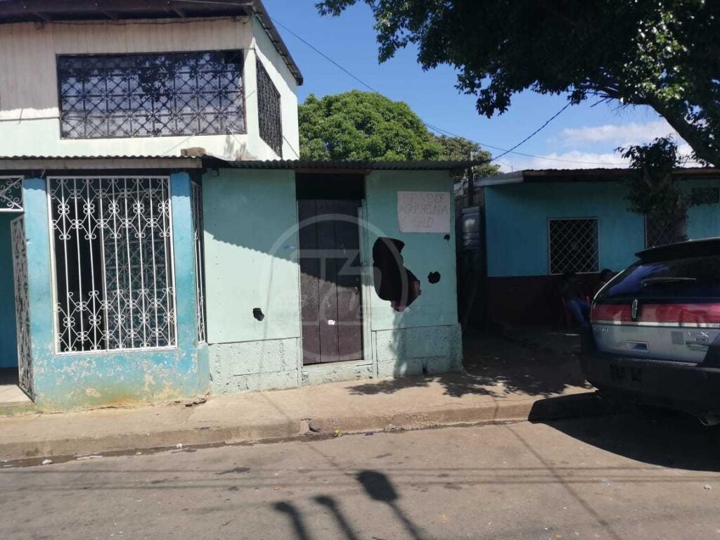 Así quedo la pared de la vivienda producto de la pedrada que arrebató la vida a la bebé