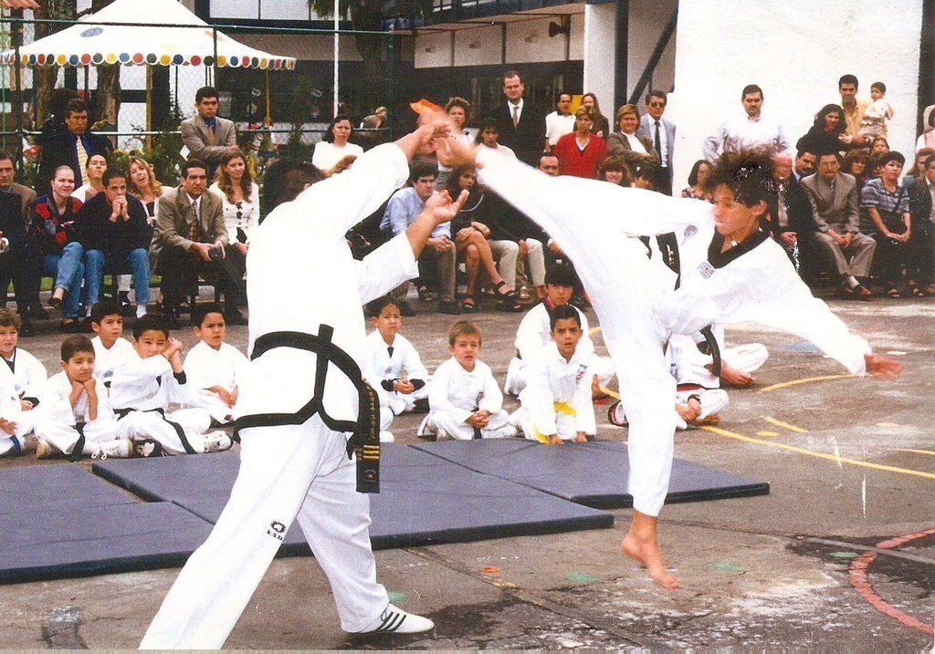 Entrenamiento de un cinta negra en la disciplina de Taekwondo