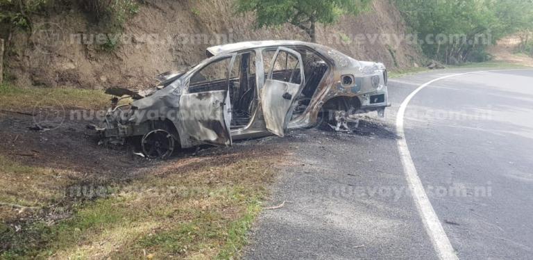 Escapan de morir tras volcarse e incendiarse un automóvil en Ocotal