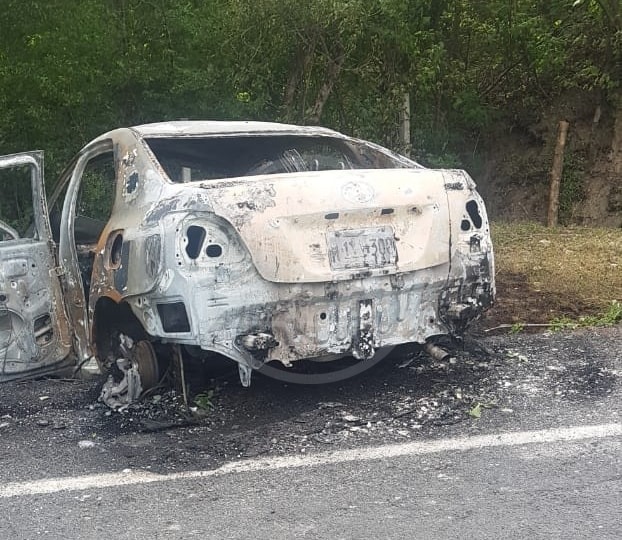 A los pocos minutos de abandonar el vehículo accidentado este tomó fuego