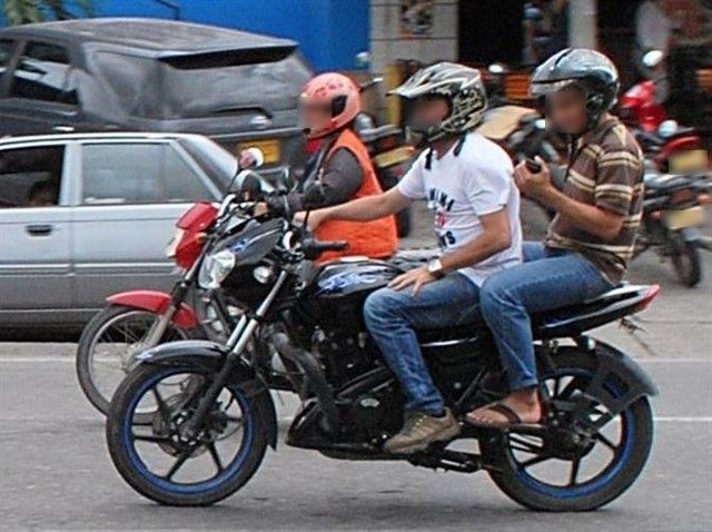 Dos hombres en una moto, imagen referencial