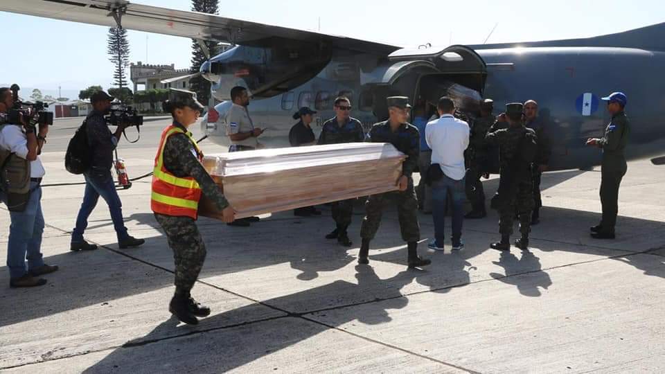 Traslado vía aérea de ataúdes tras la tragedia marítima en La Mosquitia, donde naufragó un barco pesquero