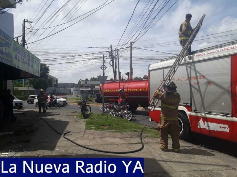 Bomberos sofocan incendio en un negocio de Altamira
