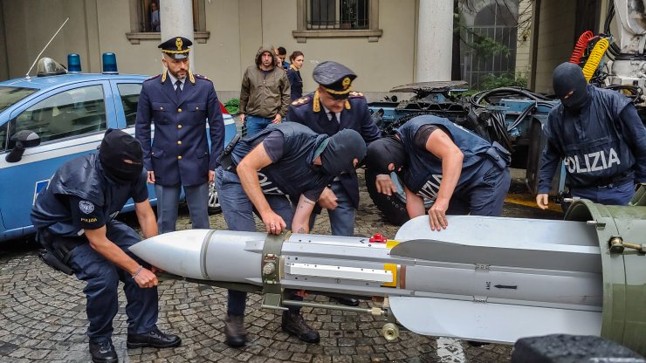 Un grupo de tres personas vinculadas a movimientos de extrema derecha fueron detenidos por contrabando de armamento en la ciudad italiana de Turín.