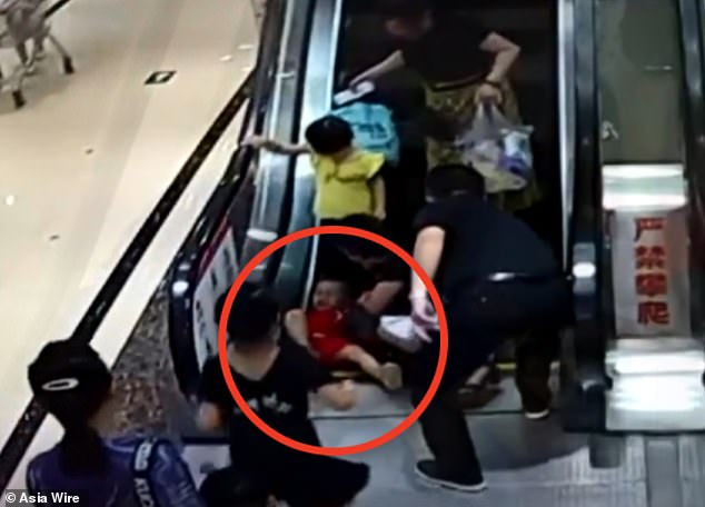 Un menor quedó prensado en una escalera mecánica en China