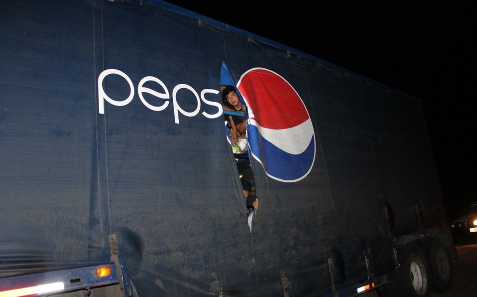 Mas de 200 migrantes viajaban con destino a Estados Unidos en un camión de Pepsi