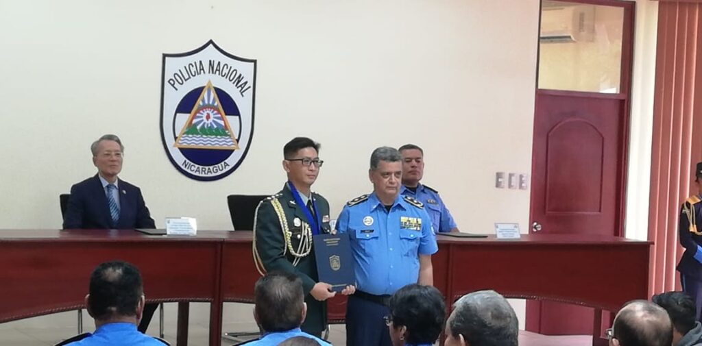 El Coronel de Infantería Chih Wei Liu es condecorado por la Policía Nacionla