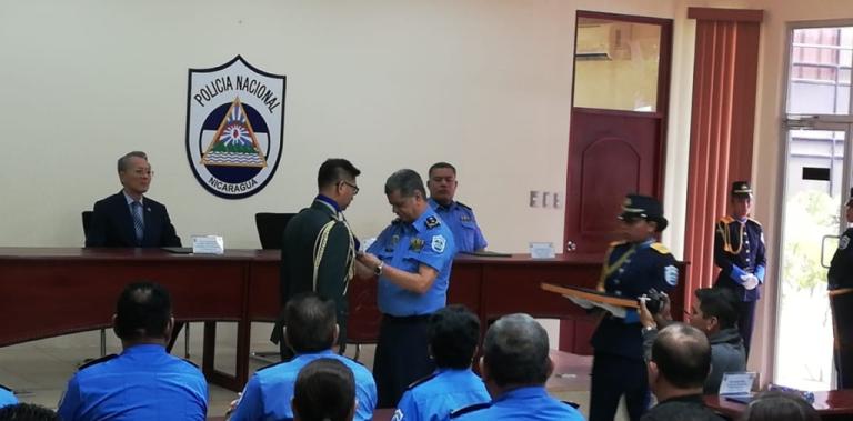 Policía Nacional condecora al agregado de defensa de Taiwán