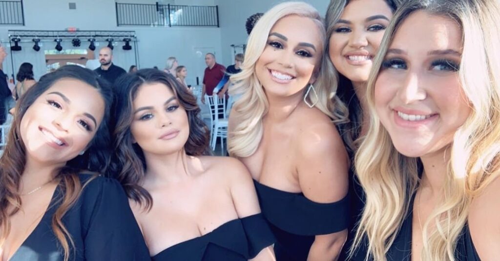 Selena Gómez junto a las damas de honor de su prima