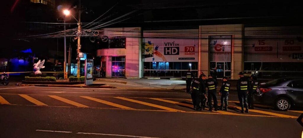 El OIJ investiga la explosión de una bomba frente a la sede de Teletica