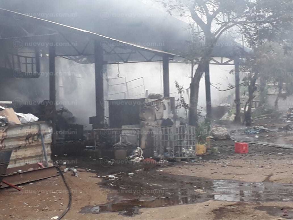 Incendio en recicladora 