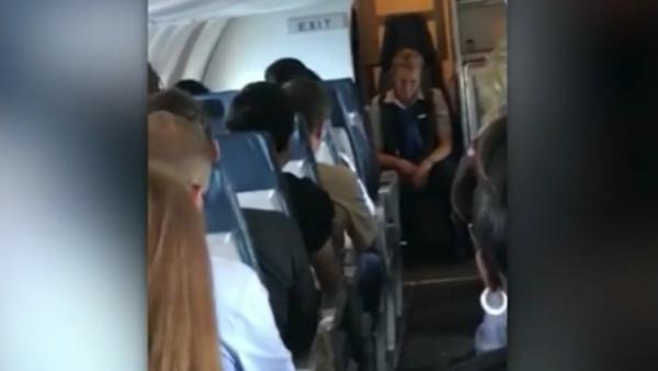 Despiden a azafata por beber alcohol en pleno vuelo 