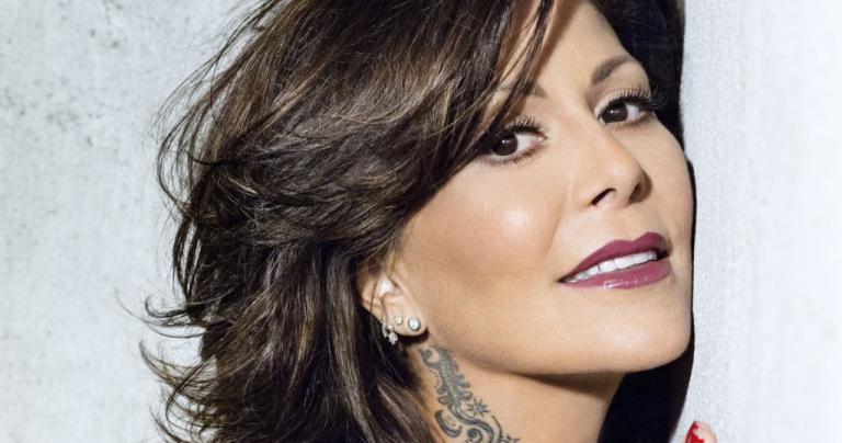 Alejandra Guzmán muestra su prótesis en la cadera