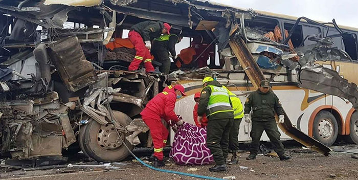 14 personas fallecidas en vuelco de autobús en La Paz, Bolivia 