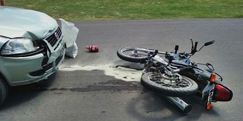 Accidente entre una moto y un automóvil, imagen referencial