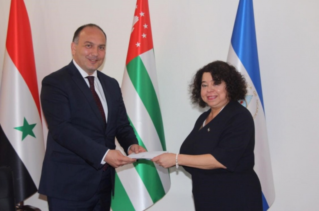 La embajadora Alba Azucena Torres junto al Ministro de Relaciones Exteriores de la República de Abjasia, Daur Cove