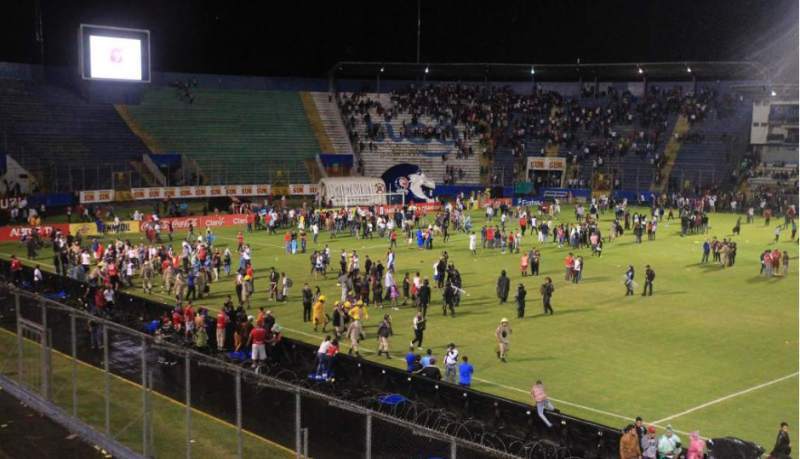 4 personas murieron durante una batalla campal previo al clásico de fútbol en Honduras