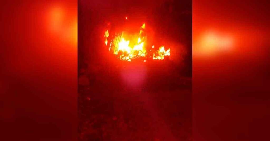 4 personas murieron al incendiarse una camioneta en México