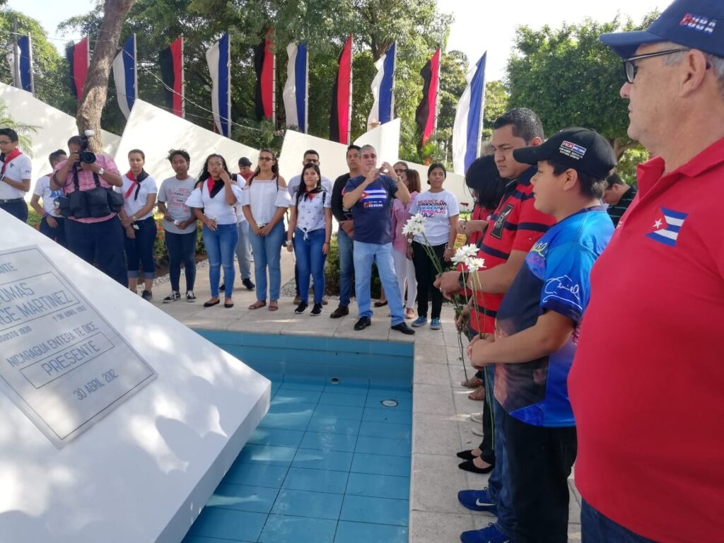 Miembros de la Juventud Sandinista y servidores públicos depositaron ofrendas florales