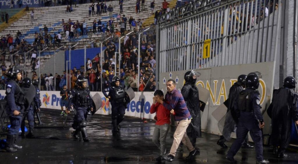 Peleas entre fanáticos del fútbol han dejado 50 muertos en Honduras 