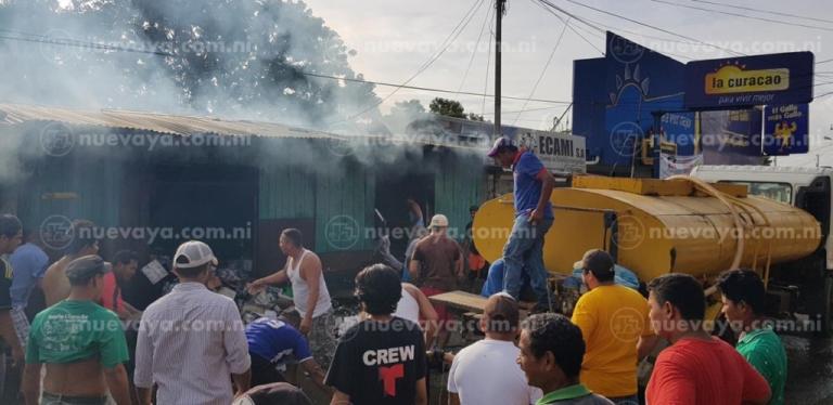 Incendio devora cuatro tramos del mercado de San Carlos