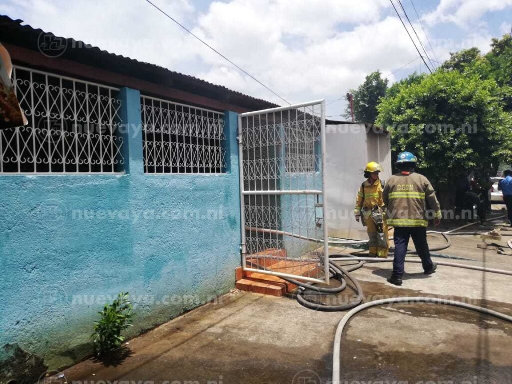 Un incendio se desató este viernes en una pulpería de un barrio de Managua