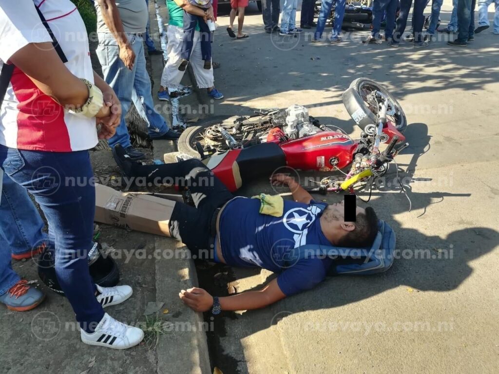 El motociclista Raúl Reyes sufrió un fuerte accidente en Las Colinas