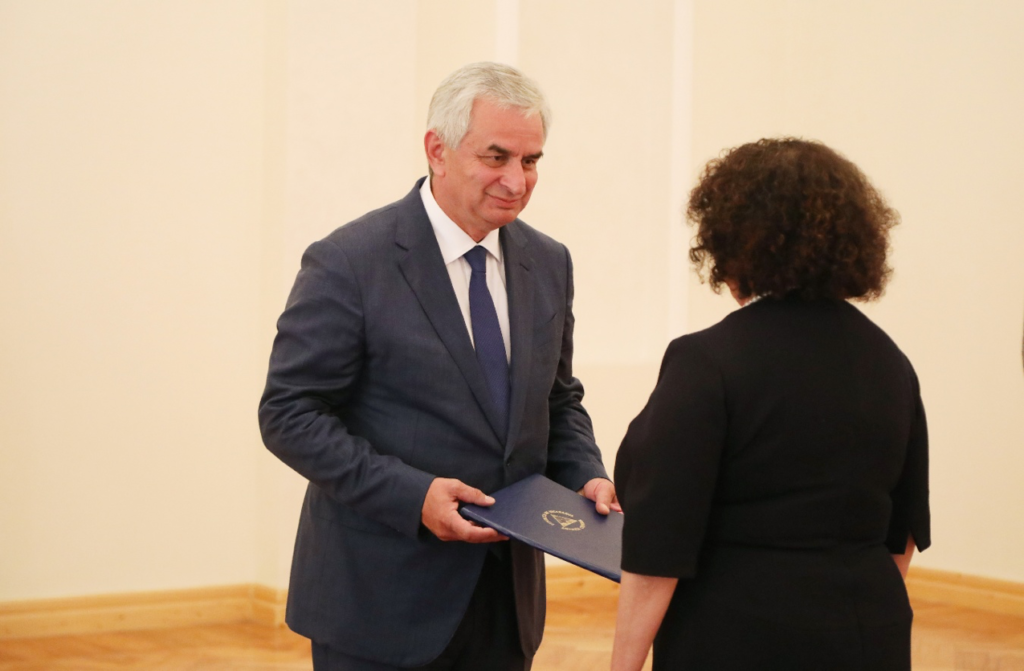 La Cra. Alba Azucena Torres Mejía entregó sus credenciales al Presidente de Abjasia, Raul Jadzhimba