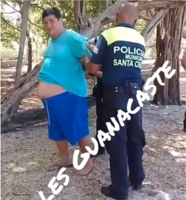 Un humilde trabajador fue reprimido por la policía de Costa Rica solamente por vender mamones. Foto cortesía Calles Guanacaste