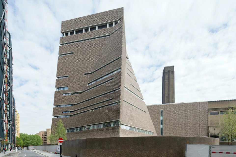 Adolescente lanza a niño desde la torre del Tate Modern de Londres