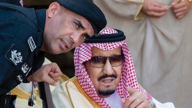 El general Abdul Aziz al-Fagham junto al rey Salman bin Abdulaziz Al Saud