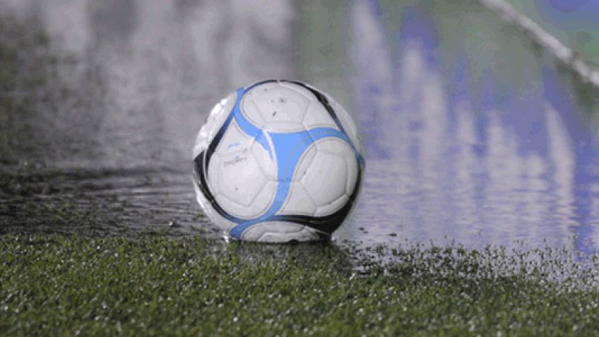 Rayo alcanza a jugadores durante partido de fútbol en Jamaica