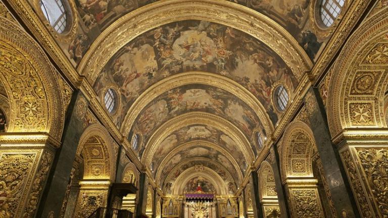Arrestan a sacerdote por robar de su parroquia una obra de arte valorada en $100,000