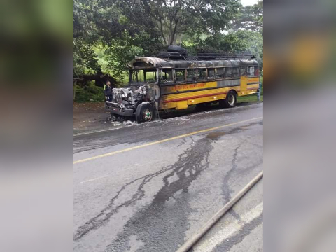 Bus se incendia por desperfectos mecánicos en la carretera Managua – Boaco