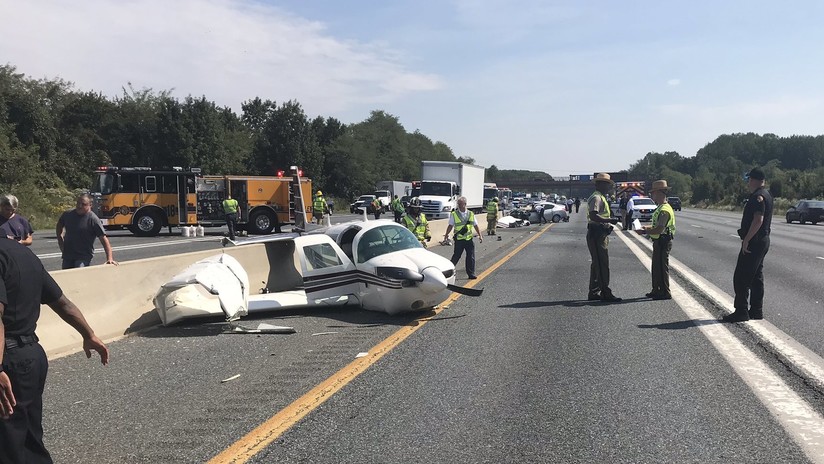 Avioneta se cae y estrella contra vehículo