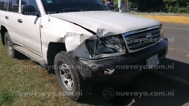 Esta camioneta impactó al hoy finado. Foto cortesía TV5 Granada