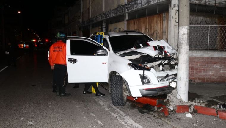 Esta es la camioneta que impactó la moto de los compatriotas y terminó estrellándose contra un poste de luz. Foto Cortesía