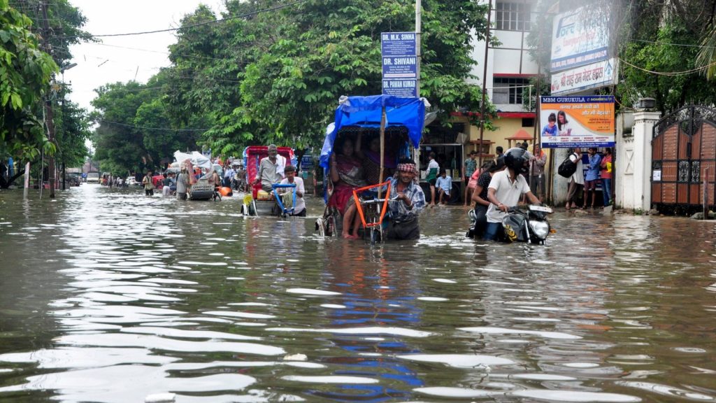 113 personas murieron en La India debido a los rayos, el colpaso de viviendas y las inundaciones