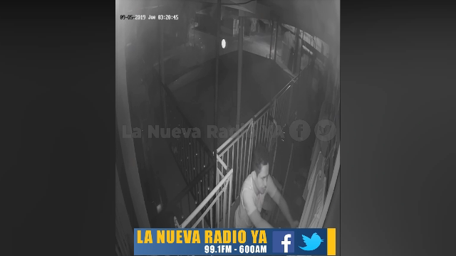 Una cámara de seguridad captó a un sujeto que esta dejando prácticamente desnudos a los habitantes de Ducualí