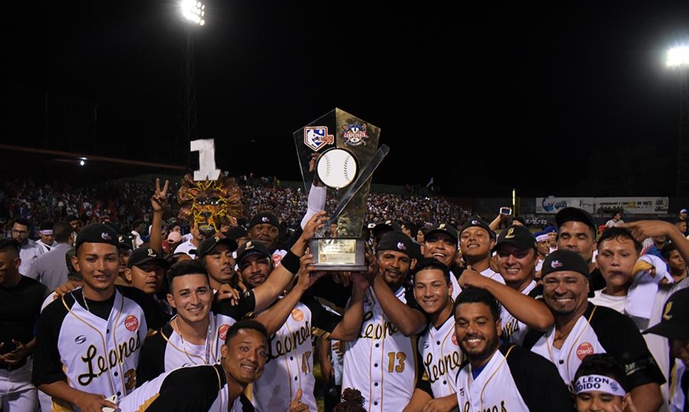 Leones de León celebrando su título del 2018 en la Liga Profesional