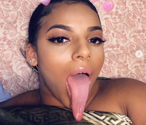 Mikayla Saravia presume su lengua de más de 16 cm en Instagram