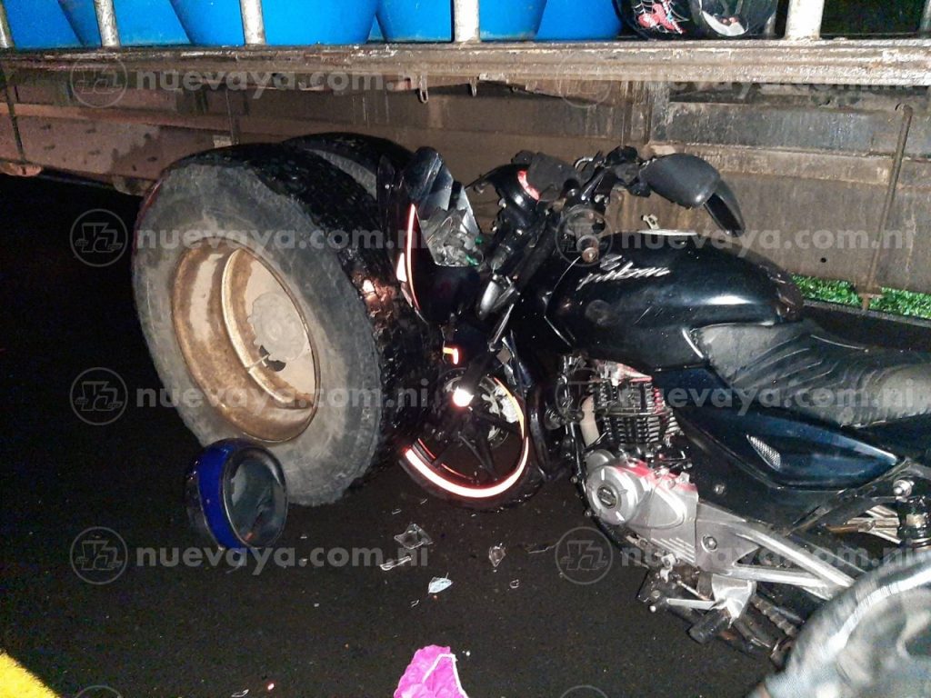 Un joven murió al estrellar su moto contra un camión en Villa Sandino