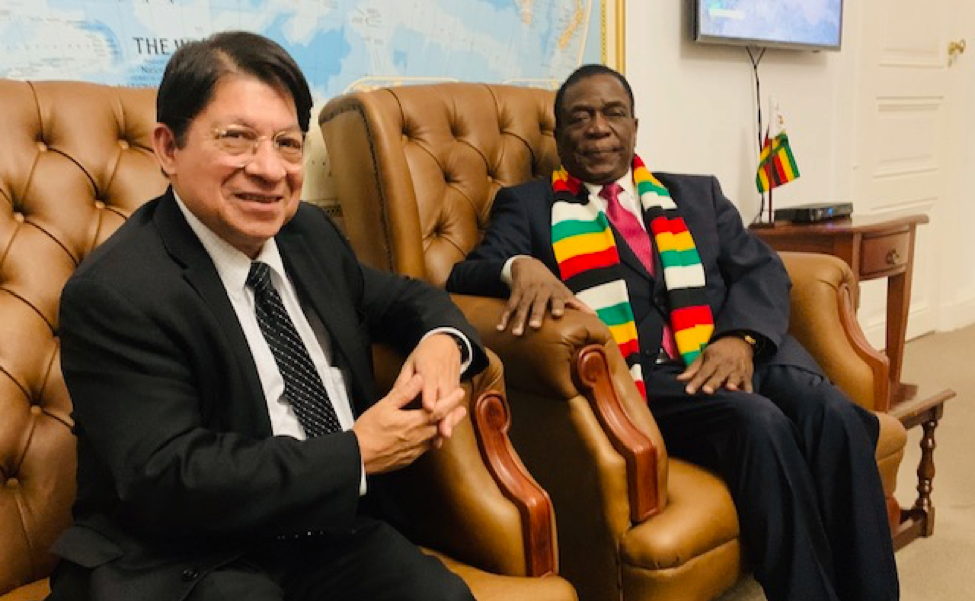 El canciller Denis Moncada y el presidente de Zimbabue Emmerson Mnangagwa