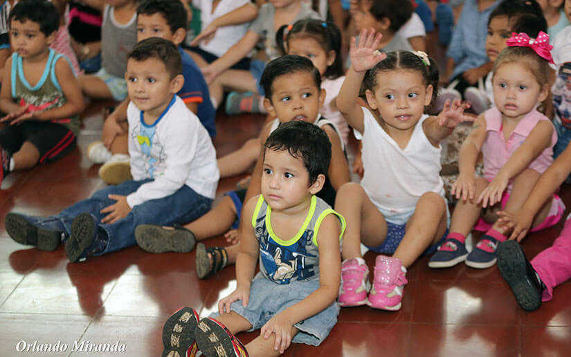 Un grupo de niños del Centro de Desarrollo Infantil Mildred Abaunza disfrutan de una mañana de cine infantil